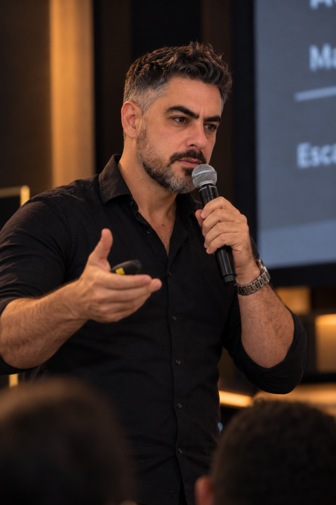 Walber de Paula, fundador da WSearch, palestrando com microfone na mão